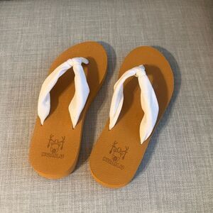 Kuailu Women's Tan and White Sandals